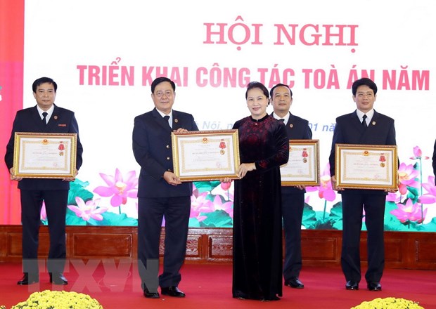 Chủ tịch Quốc hội Nguyễn Thị Kim Ngân trao Bằng khen của Thủ tướng Chính phủ cho các tập thể và cá nhân của Tòa án Nhân dân Tối cao. (Ảnh: Trọng Đức/TTXVN)