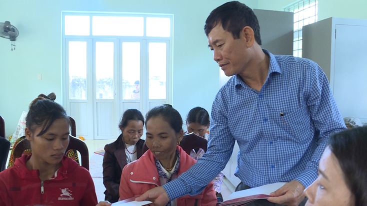 Đồng chí Nguyễn Ngọc Phương, Tỉnh ủy viên, Phó trưởng đoàn Đại biểu Quốc hội tỉnh trao quà Tết cho các hộ nghèo huyện Lệ Thủy