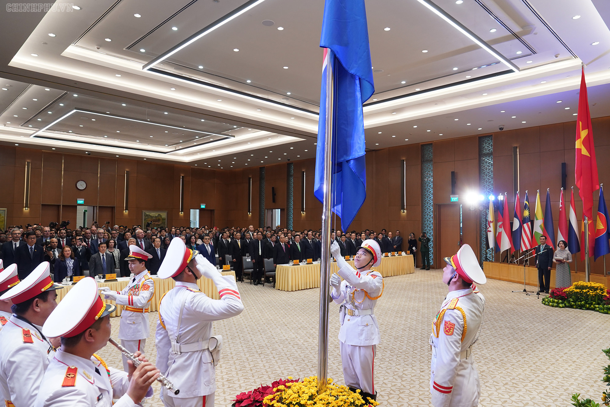 Nghi thức thượng cờ ASEAN - Ảnh: VGP/Quang HiếuCùng dự có Phó Thủ tướng, Bộ trưởng Ngoại giao Phạm Bình Minh, Chủ tịch Ủy ban quốc gia ASEAN 2020. 