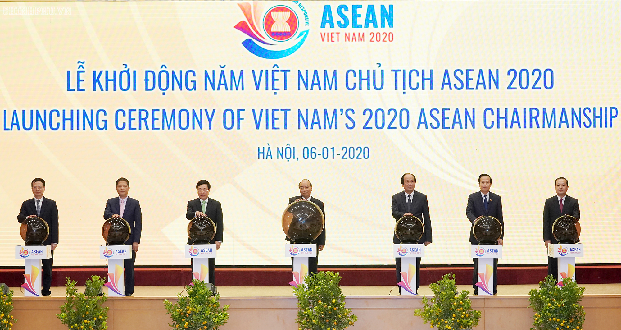   Thủ tướng Nguyễn Xuân Phúc, Phó Thủ tướng Phạm Bình Minh, lãnh đạo một số bộ ngành bấm nút khai trương website ASEAN 2020 - Ảnh: VGP/Quang Hiếu