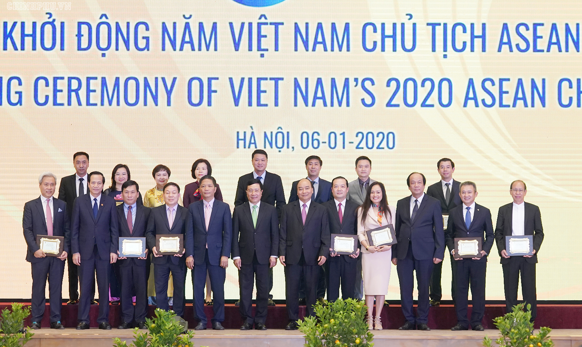 Thủ tướng Nguyễn Xuân Phúc, Phó Thủ tướng Phạm Bình Minh, lãnh đạo một số bộ ngành cùng các đơn vị tài trợ đặc biệt cho năm Chủ tịch ASEAN 2020 - Ảnh: VGP/Quang Hiếu