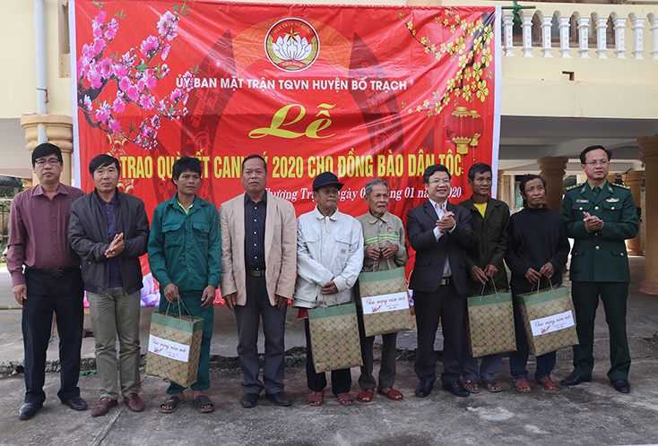 Đồng chí Trưởng ban Tuyên giáo Tỉnh ủy Cao Văn Định tặng quà cho các già làng xã Thượng Trạch. 