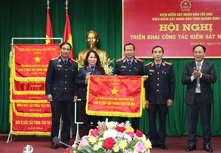 Đồng chí Trần Hải Châu trao  "Cờ thi đua ngành kiểm sát nhân dân " cho tập thể VKSND tỉnh