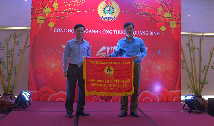  Đại diện lãnh đạo Liên đoàn Lao động tỉnh trao cờ thi đua của Tổng Liên đoàn Lao động Việt Nam cho tập thể có thành tích xuất sắc trong hoạt động Công đoàn năm 2019.