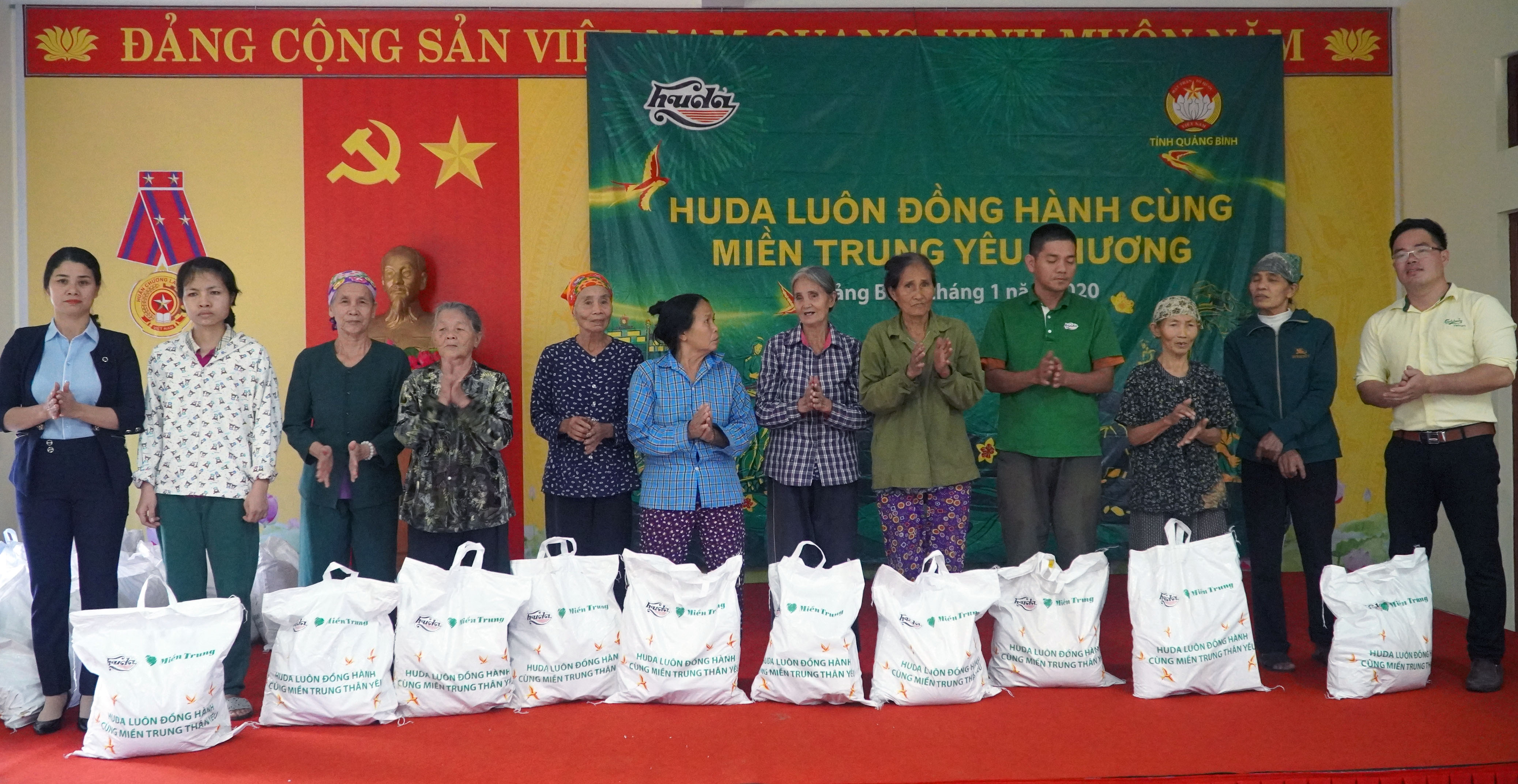 Đại diện thương hiệu bia Huda rao quà cho các hộ dân  phường Đức Ninh Đông (TP. Đồng Hới) 