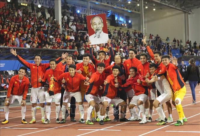 U22 Việt Nam ăn mừng chiếc HCV SEA Games lịch sử. Ảnh: TTXVN