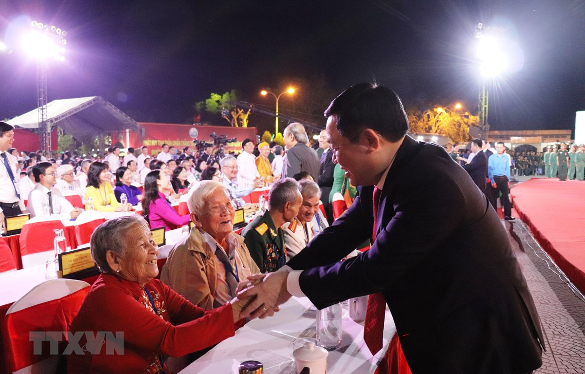 Phó Thủ tướng Chính phủ Vương Đình Huệ thăm hỏi các Mẹ Việt Nam Anh hùng, Anh hùng lực lượng vũ trang tại buổi lễ. (Ảnh: Lê Đức Hoảnh/TTXVN)