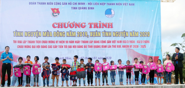 và 102 suất quà cho các em học sinh ở xã Thạch Hóa