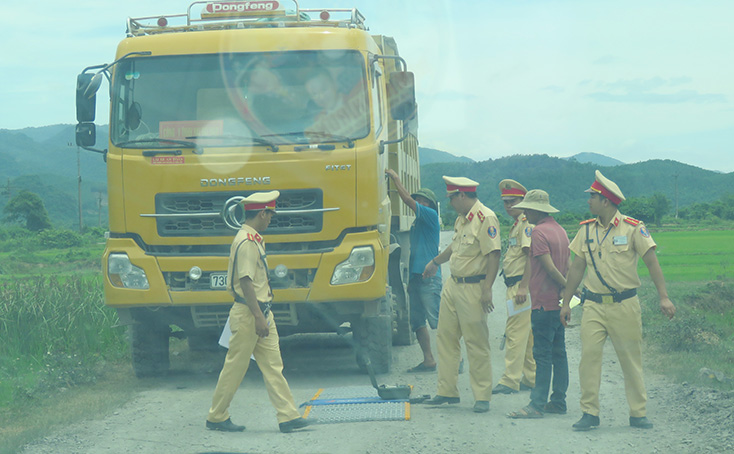Lực lượng Cảnh sát giao thông phát hiện và xử lý một trường hợp xe quá tải chạy trên tuyến đường giao thông nông thôn. 