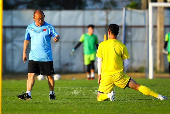 HLV Park Hang Seo đang thị phạm cho các cầu thủ trên sân Chang Training Ground 1 tại thành phố Buriram (Thái Lan), ngày 6/1/2020. Ảnh: Hoàng Linh/TTXVN