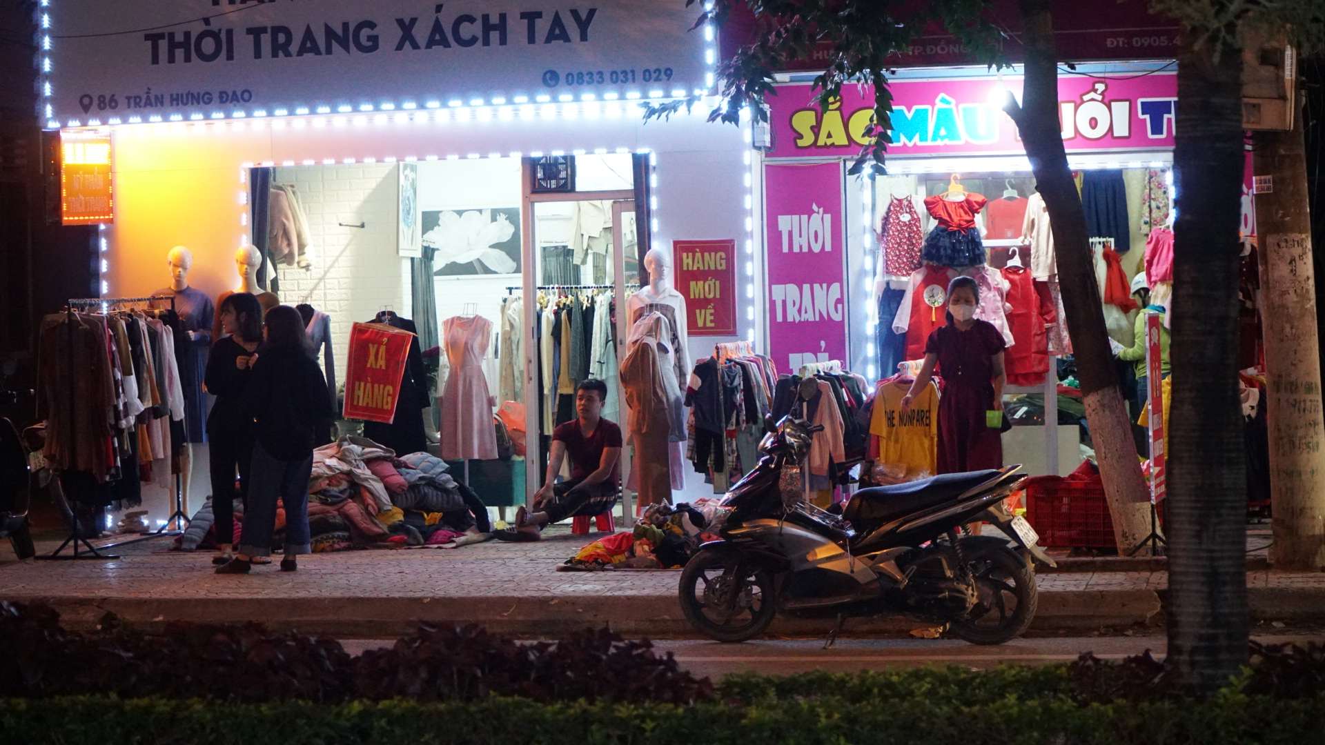 vào lúc 17giờ dọc theo tuyến đường Trần Hưng Đạo, thành phố Đồng Hới các mặt hàng áo quần được bắt đầu bày bán ra via hè gây mất mỹ quan đô thị. Ảnh chụp lúc 18h ngày 7/1/2020