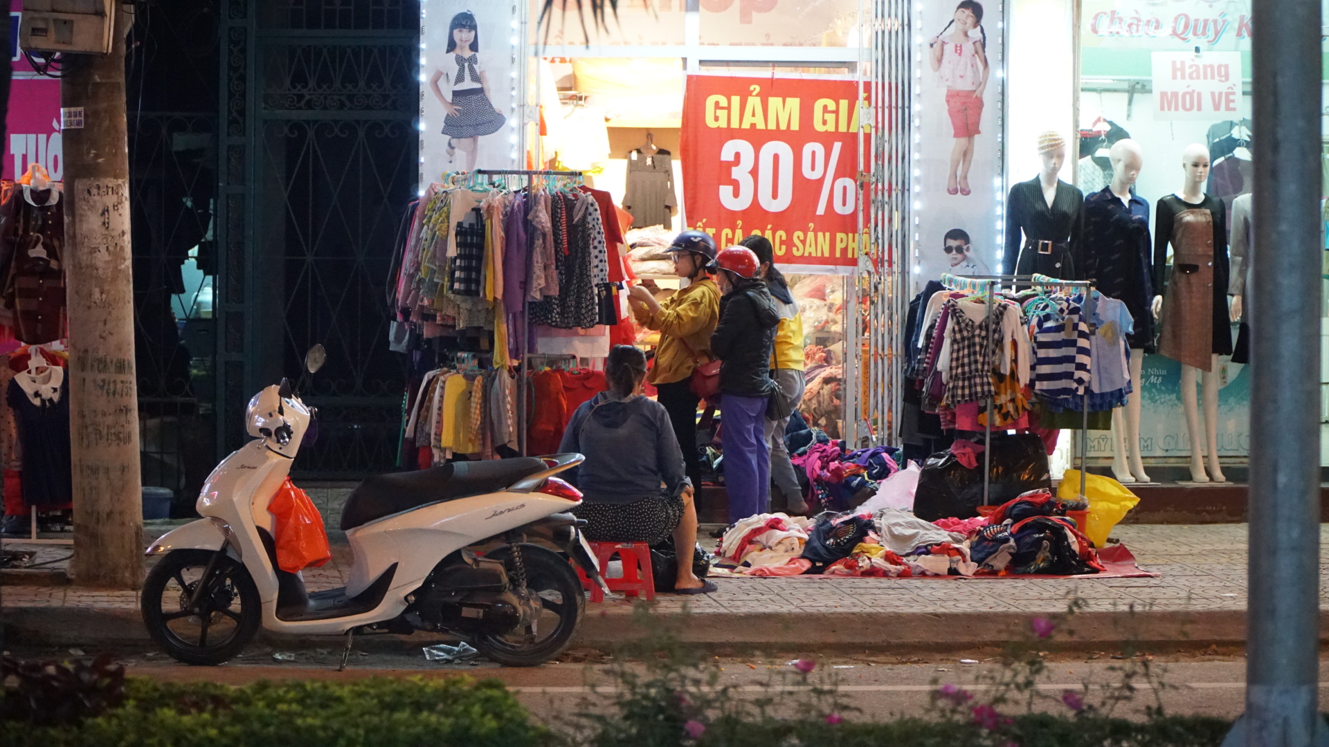 Một đoạn vỉa hè phố chuyên kinh doanh thời trang đường Trần Hưng Đạo từ số 86-88 bị chiếm dụng để buôn bán sau 17h chiều.