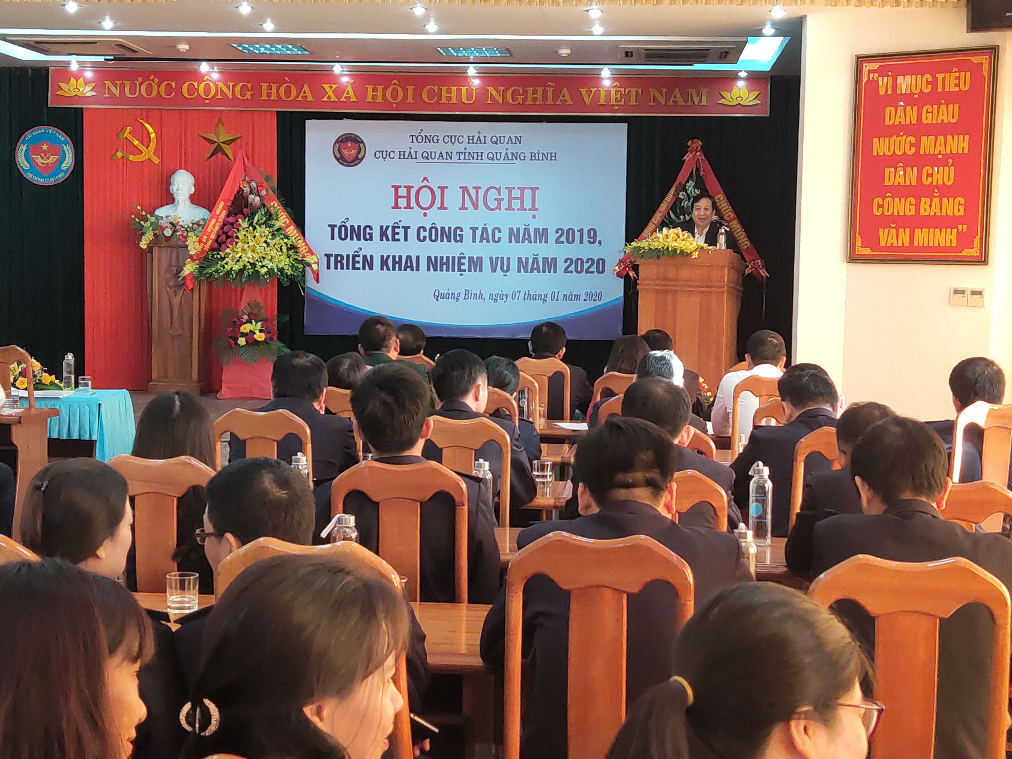 Đồng chí Phó Chủ tịch Thường trực UBND tỉnh Nguyễn Xuân Quang phát biểu tại hội nghị.