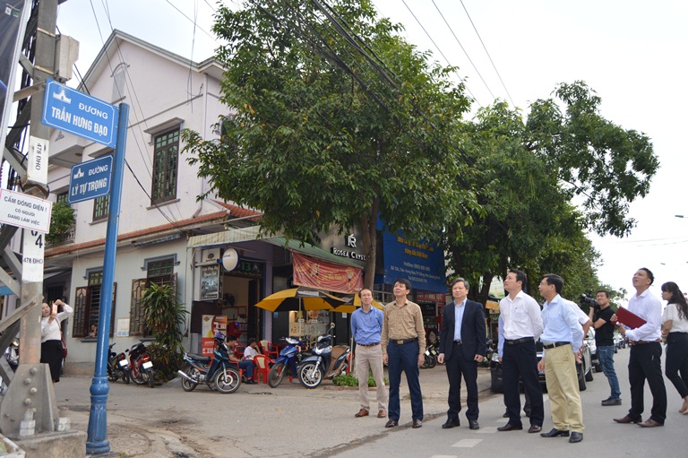 Đồng chí Phó Chủ tịch UBND tỉnh Nguyễn Tiến Hoàng kiểm tra, chỉ đạo công tác chỉnh trang cáp tại tuyến đường Trần Hưng Đạo