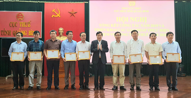 Đồng chí Nguyễn Xuân Quang, Phó Chủ tịch Thường trực UBND tỉnh trao danh hiệu tập thể lao động xuất sắc của Bộ Tài chính cho các tập thể trực thuộc Cục Thuế tỉnh.