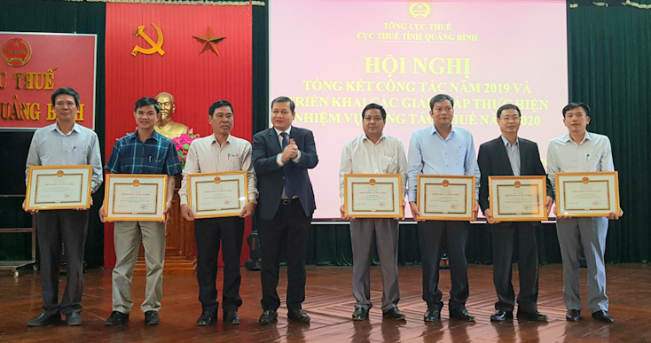 Đồng chí Phi Văn Tuấn, Phó Tổng cục trưởng Tổng cục Thuế trao danh hiệu chiến sỹ thi đua ngành tài chính cho các cá nhân có thành tích xuất sắc năm 2019 của Cục Thuế tỉnh. 