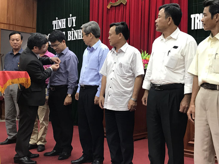 Thừa ủy quyền của Ban Tuyên giáo Trung ương, đồng chí Trưởng ban Tuyên giáo Tỉnh ủy Cao Văn Đinh trao kỷ niệm chương “Vì sự nghiệp Tuyên giáo” cho các cá nhân