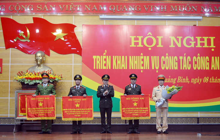 Đồng chí Trung tướng Lương Tam Quang, Thứ trưởng Bộ Công an trao cờ thi đua của Thủ tướng Chính phủ và tặng cờ thi đua của Bộ Công an cho 4 tập thể.