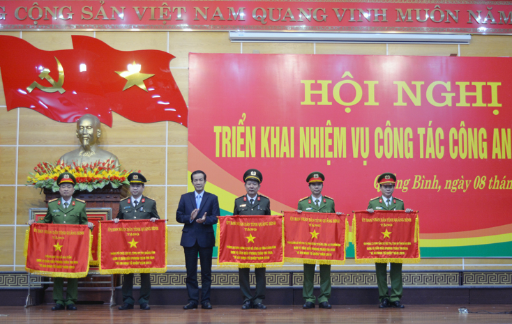 Đồng chí Trần Công Thuật, Phó Bí thư Tỉnh ủy, Chủ tịch UBND tỉnh, Trưởng Đoàn ĐBQH tỉnh trao tặng cờ thi đua của UBND tỉnh cho 5 tập thể.