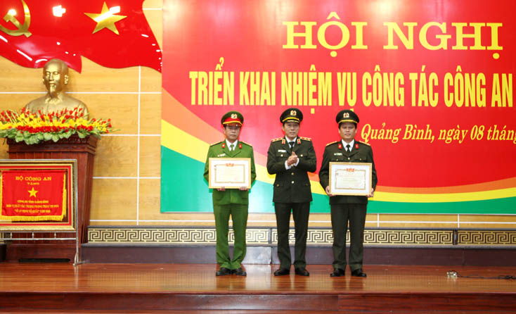 Đồng chí Trung tướng Lương Tam Quang, Thứ trưởng Bộ Công an trao bằng công nhận danh hiệu  