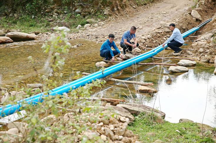 Với việc nâng cấp đường ống dẫn nước đầu nguồn, dòng nước phân phối về đến nhà dân đã được đảm bảo hơn, bà con không lo bị thất thoát nước sạch mùa mưa lũ.