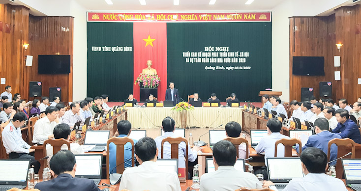 Đồng chí Trần Công Thuật, Chủ tịch UBND tỉnh phát biểu tại hội nghị.