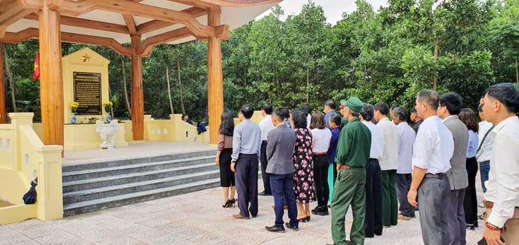 Chính quyền địa phương dâng hương, dâng hoa tưởng niệm các liệt sỹ đã hy sinh tại trận địa pháo Bắc Ka Tang (xã Lâm Hóa).