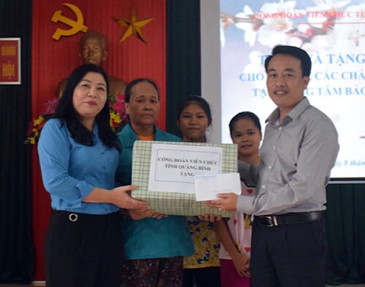 Chủ tịch Công đoàn viên chức tỉnh trao tặng quà Tết cho các cụ và các cháu thiếu nhi tại Trung tâm Bảo trợ xã hội tỉnh.