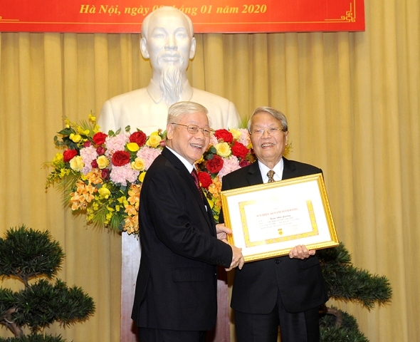  Tổng Bí thư, Chủ tịch nước Nguyễn Phú Trọng trao Huy hiệu 60 năm tuổi Đảng tặng đồng chí Trần Đức Lương.