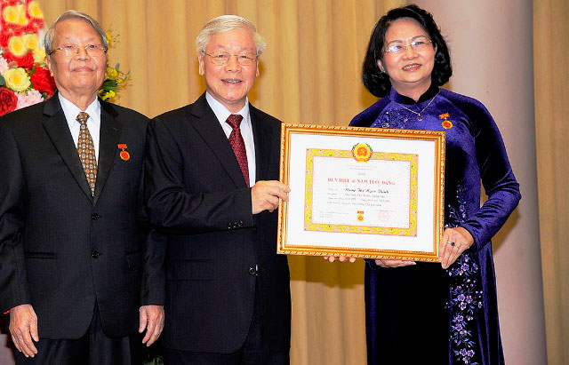 Tổng Bí thư, Chủ tịch nước Nguyễn Phú Trọng trao Huy hiệu 40 năm tuổi Đảng tặng đồng chí Đặng Thị Ngọc Thịnh.