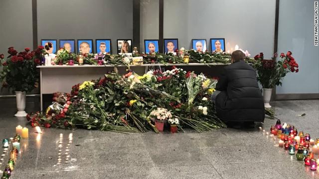  Người dân Ukraine tướng nhớ các nạn nhân chuyến bay tại sân bay Kiev. Ảnh: CNN
