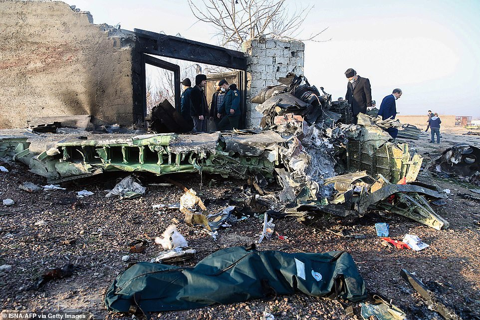  Hiện trường đầy những mảnh vỡ của chiếc Boeing 737 xấu số. Ảnh: ISNA/AFP