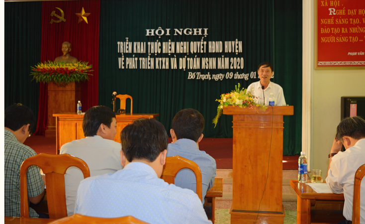 Đồng chí Chủ tịch UBND huyện Bố Trạch Trần Quang Vũ phát biểu kết luận hội nghị
