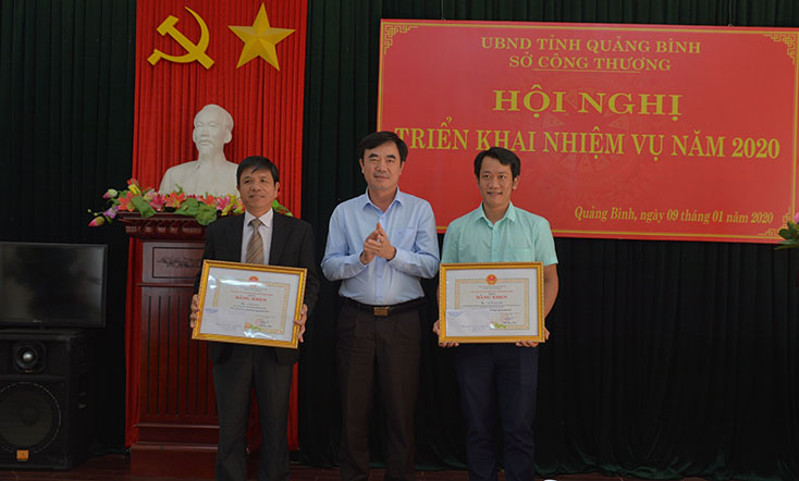 Đồng chí Nguyễn Lương Bình, Phó Chủ tịch HĐND tỉnh trao bằng khen cho các cá nhân có thành tích xuất sắc năm 2019.