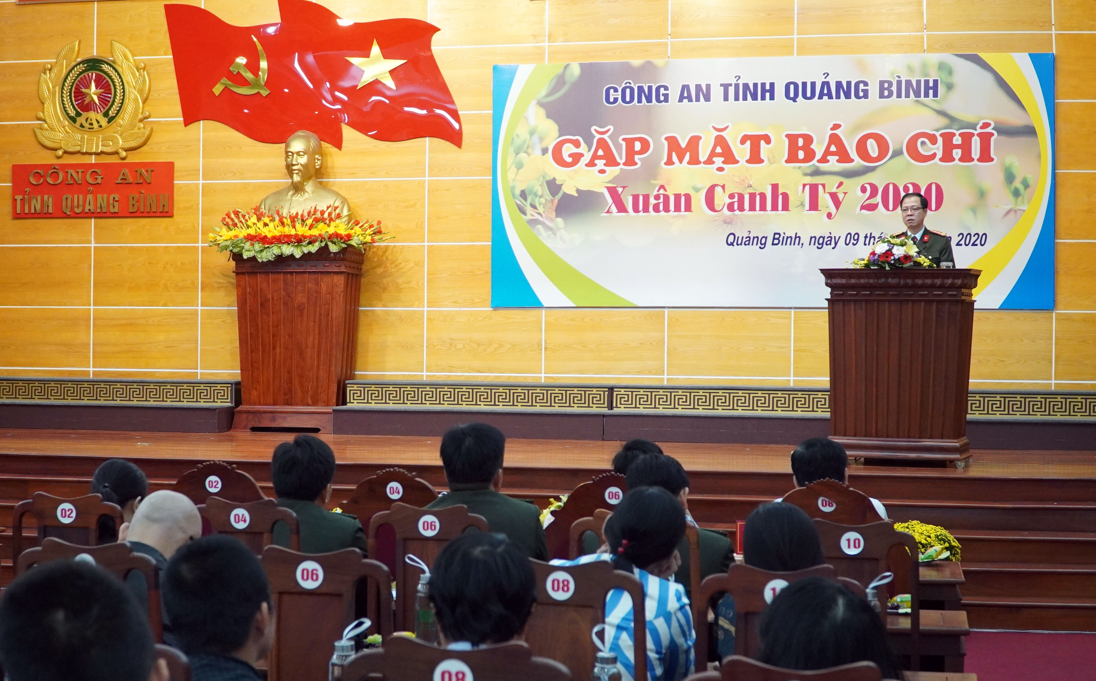 Đồng chí Đại tá Trần Hải Quân, Giám đốc Công an tỉnh phát biểu tại buổi gặp mặt