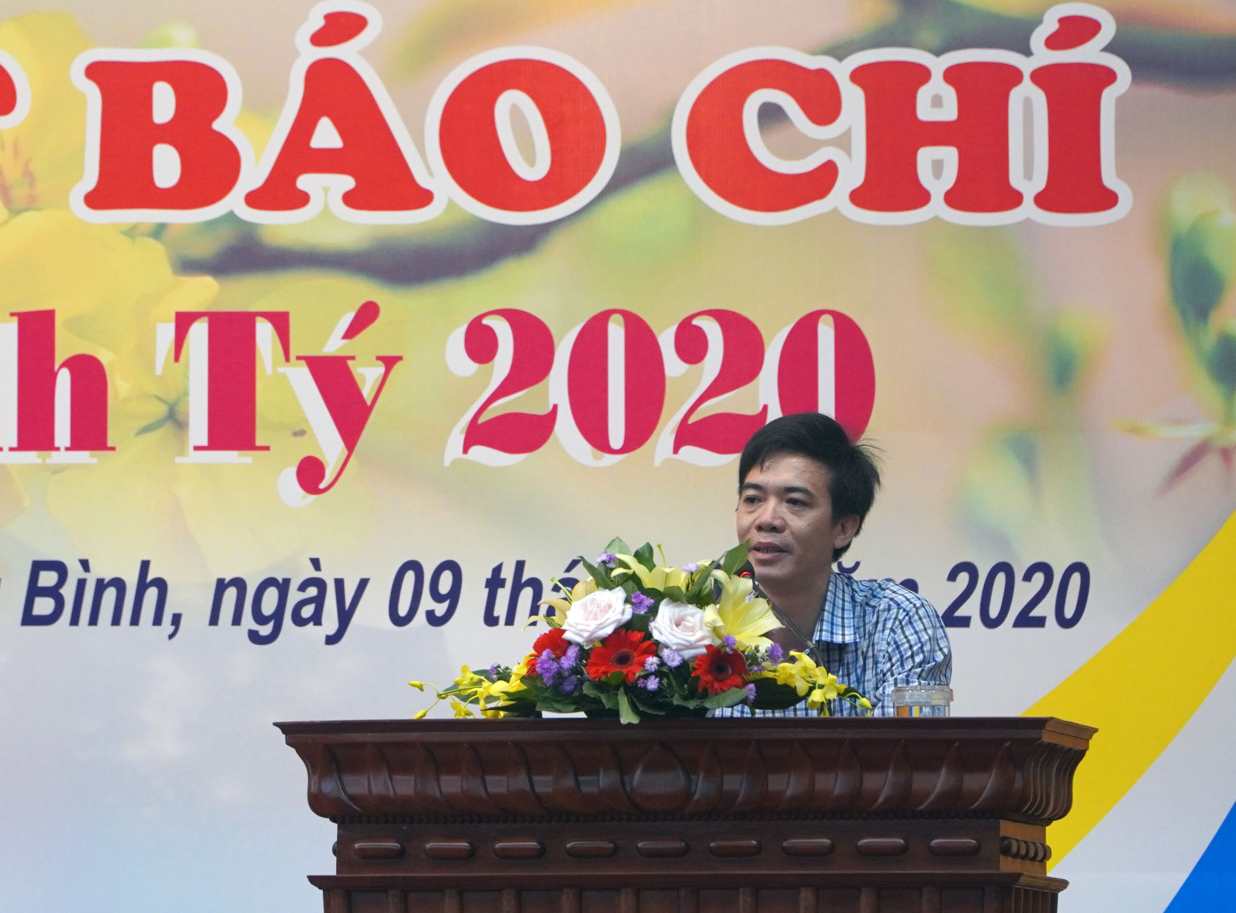 Đại diện lãnh đạo Báo Quảng Bình phát biểu tại buổi gặp mặt