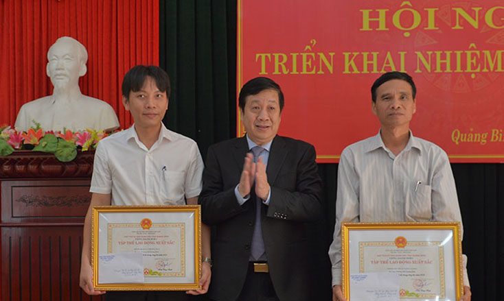 Đồng chí Nguyễn Xuân Quang, Phó Chủ tịch Thường trực UBND tỉnh trao bằng khen cho các tập thể đạt thành tích xuất sắc trong năm 2019.