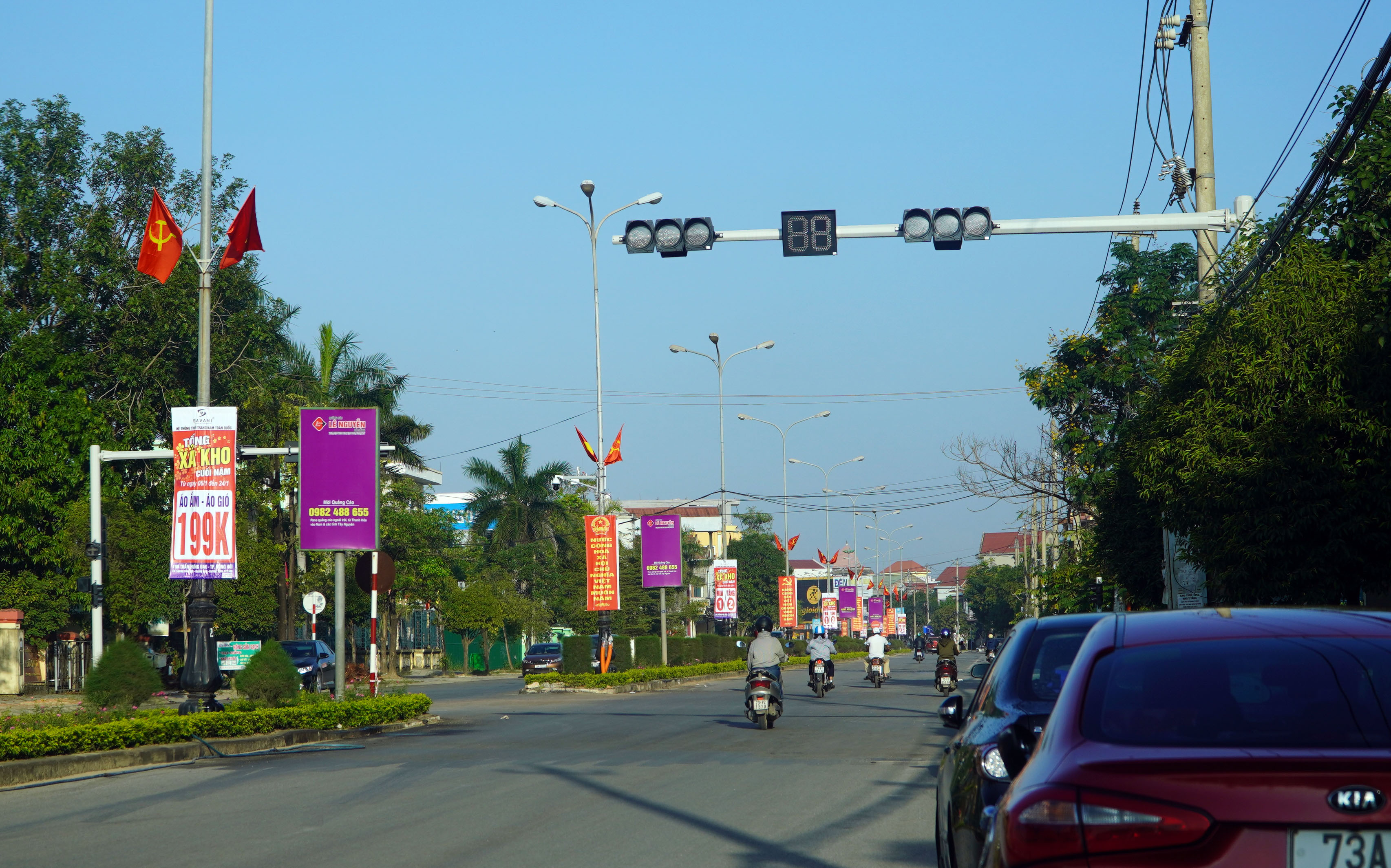  Cụm đèn tín hiệu giao thông tại điểm giao cắt đường Nguyễn Hữu Cảnh – Tôn Thất Thuyết (TP. Đồng Hới) chuẩn bị đưa vào sử dụng