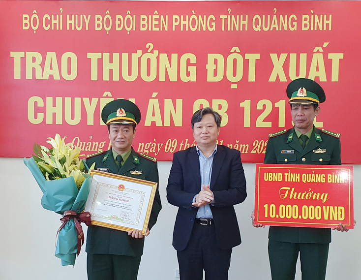 Nguyễn Tiến Hoàng, Tỉnh ủy viên, Phó Chủ tịch UBND tỉnh UBND tỉnh tặng Bằng khen, trao thưởng 10 triệu đồng cho Ban Chuyên án.