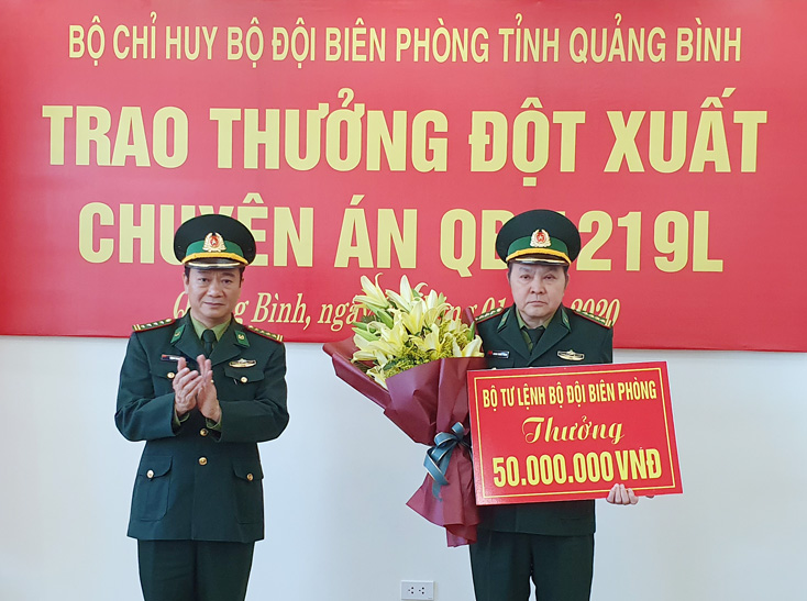 Đồng chí Trịnh Thanh Bình, Chỉ huy trưởng Bộ chỉ huy BĐBP tỉnh trao tiền thưởng của Bộ Tư lệnh BĐBP cho Ban Chuyên án.