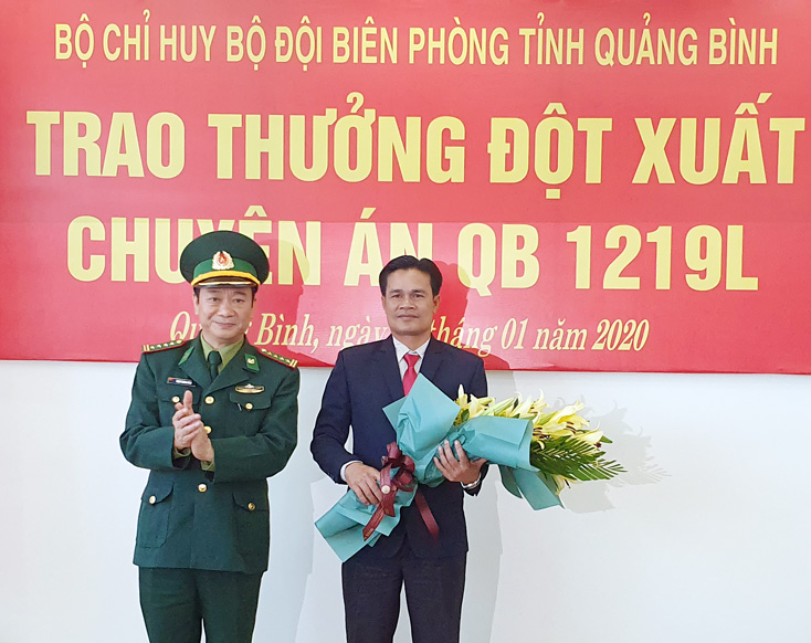  Đồng chí Trịnh Thanh Bình, Chỉ huy trưởng Bộ chỉ huy BĐBP tỉnh trao tiền thưởng 20 triệu đồng cho lực lượng Ty An ninh tỉnh Khăm Muộn (Lào) 
