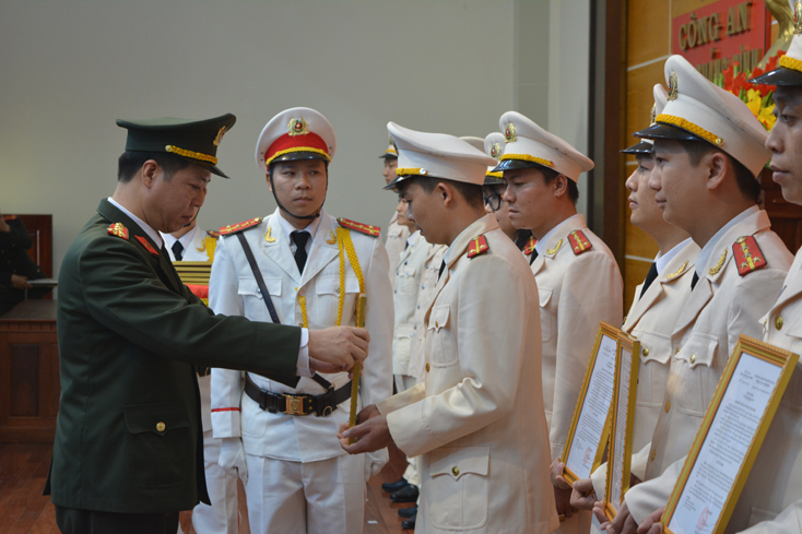 Đại tá Trần Hải Quân, Giám đốc Công an tỉnh trao quyết định bố trí Công an chính quy đảm nhiệm chức danh Công an xã trên địa bàn tỉnh.