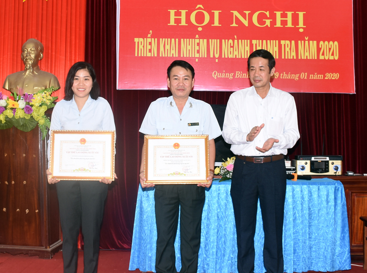 Đồng chí Trần Công Thuật, Phó Bí thư Tỉnh ủy, Chủ tịch UBND tỉnh, Trưởng đoàn ĐBQH tỉnh trao bằng khen cho 2 tập thể có thành tích xuất sắc trong công tác thanh tra năm 2019