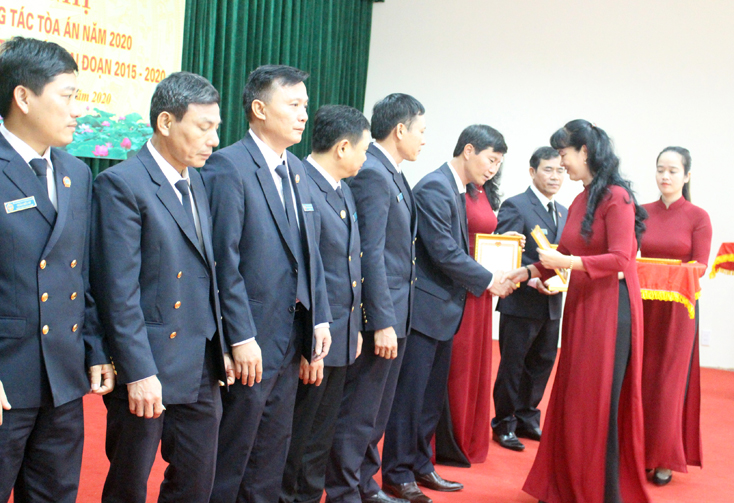 Đồng chí Lê Thị Ngọc Hà, Phó Chánh án TAND cấp cao tại Đà Nẵng trao danh hiệu Tập thể lao động xuất sắc cho các đơn vị thuộc ngành tào án tỉnh