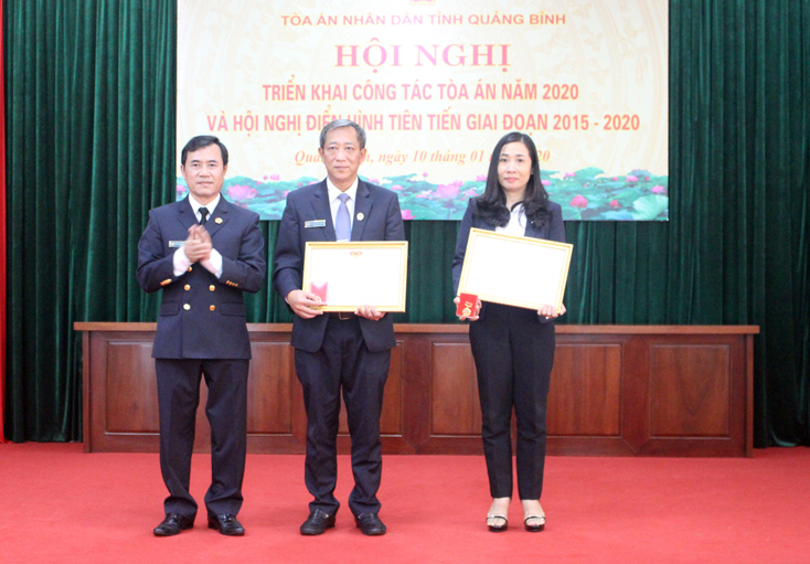Đồng chí Nguyễn Thanh Xuân, Tỉnh ủy viên, Chánh án TAND tỉnh trao danh hiệu Chiến sỹ thi đua TAND cho 2 cá nhân ngành tòa án