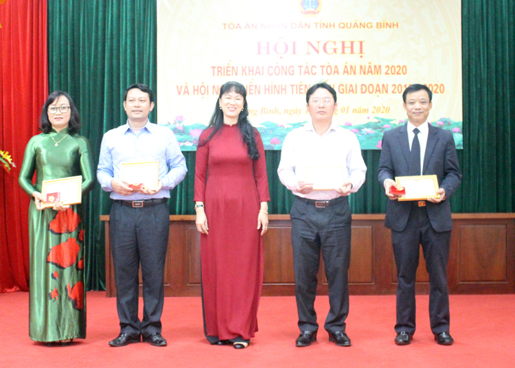 Đồng chí Lê Thị Ngọc Hà, trao Kỷ niệm chương  