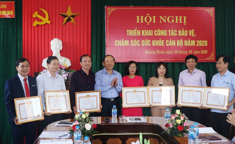 Đồng chí Trưởng Ban Tổ chức Tỉnh ủy Trần Xuân Vinh trao Bằng khen của Ban Thường vụ Tỉnh ủy cho các tập thể