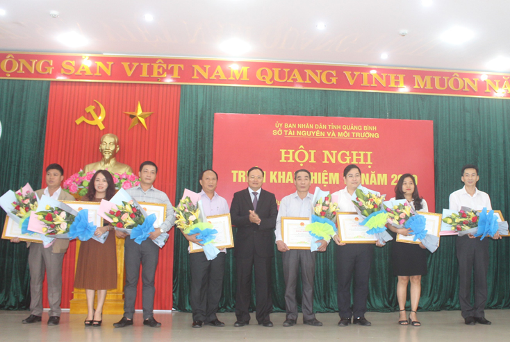 Đồng chí Lê Minh Ngân, Tỉnh ủy viên, Phó Chủ tịch UBND tỉnh trao danh hiệu lao động xuất sắc cho các tập thể có thành tích xuất sắc trong lĩnh vực TN&MT