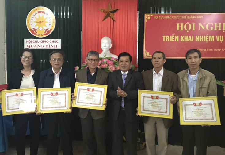 Lãnh đạo Hội CGC tỉnh trao giấy khen và phần thưởng cho các tập thể có thành tích xuất sắc trong năm 2019.