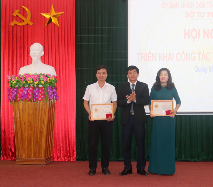 Các tập thể, cá nhân ngành Tư pháp Quảng Bình được Bộ Tư pháp khen thưởng.